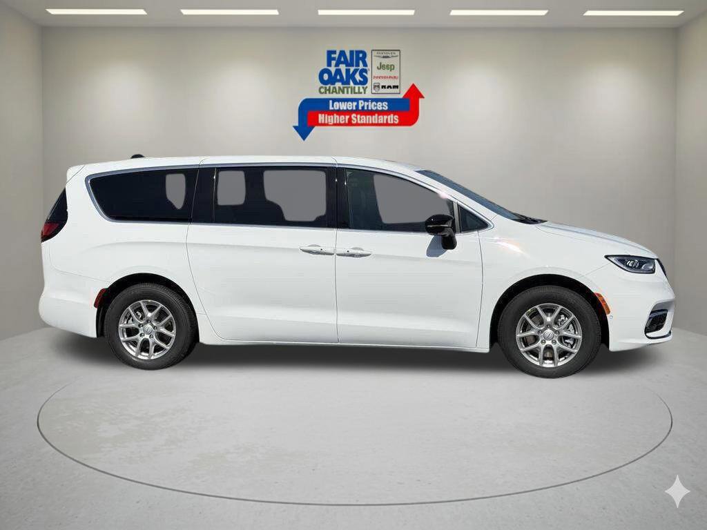 New 2026 Chrysler Pacifica Select FWD image 4