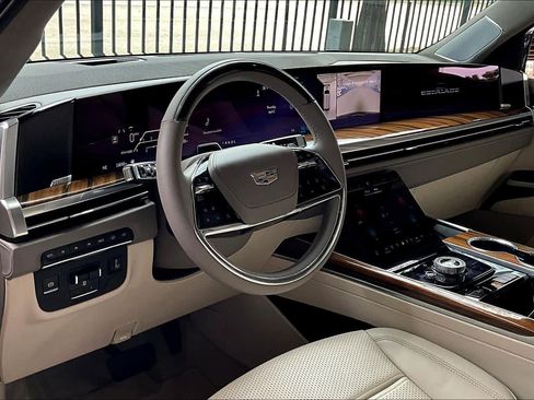 Used 2025 Cadillac Escalade Sport Platinum AWD/4WD image 17