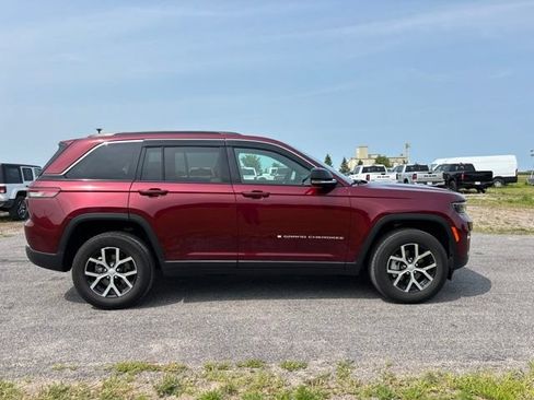 Used 2025 Jeep Grand Cherokee Limited AWD/4WD image 1