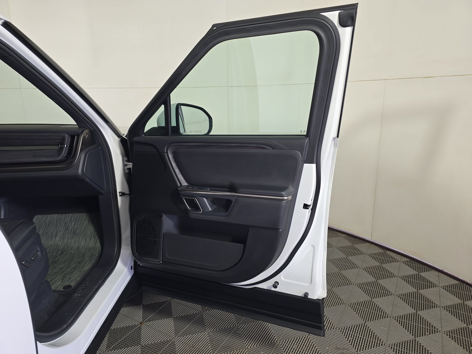 Used 2022 Rivian R1T Adventure AWD/4WD image 18