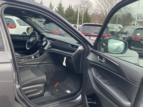 New 2025 Jeep Grand Cherokee L Laredo image 27