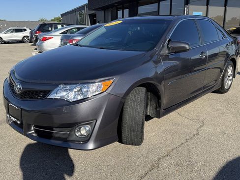 Used 2014 Toyota Camry SE w/ Leather Package FWD image 4