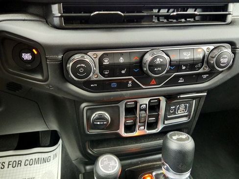 Used 2025 Jeep Wrangler Unlimited Sahara AWD/4WD image 16
