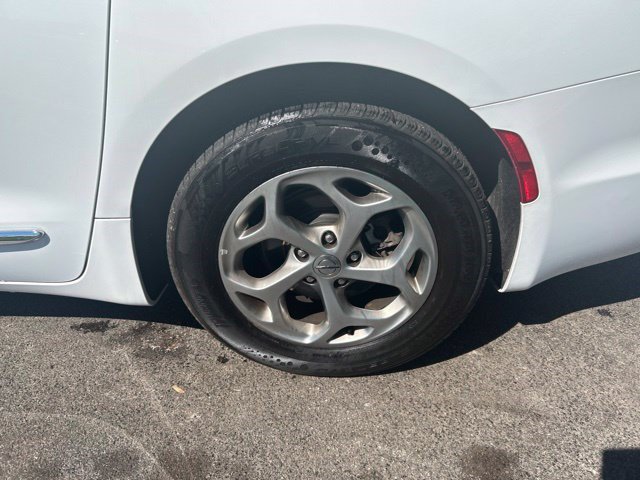 Used 2023 Chrysler Pacifica Limited FWD image 44