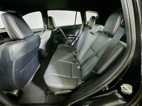 Used 2018 Toyota RAV4 SE image 14