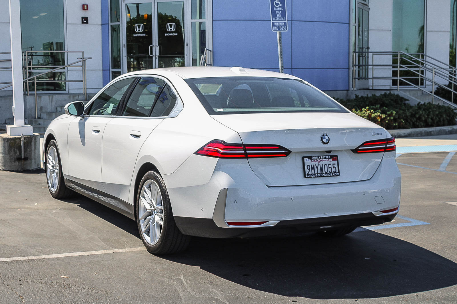 Used 2024 BMW 530i w/ Convenience Package RWD image 9