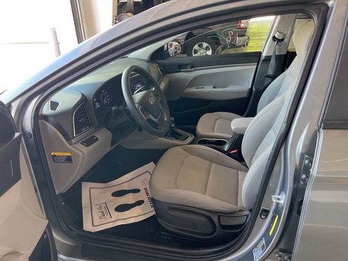 Used 2018 Hyundai Elantra SE w/ Winter Weather Package FWD image 5