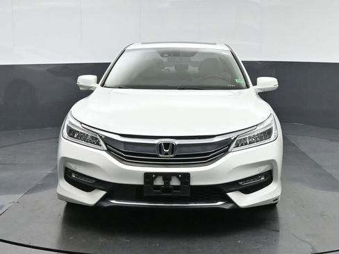 Used 2017 Honda Accord Touring image 2