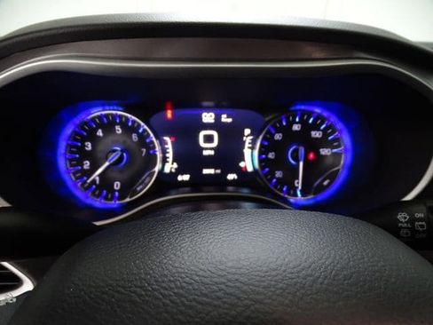 Used 2025 Chrysler Pacifica Select FWD image 16