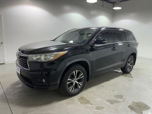 Used 2016 Toyota Highlander XLE image 3
