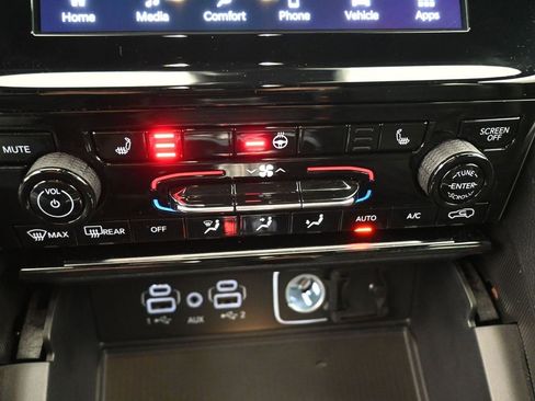 Used 2025 Jeep Grand Cherokee Altitude image 3