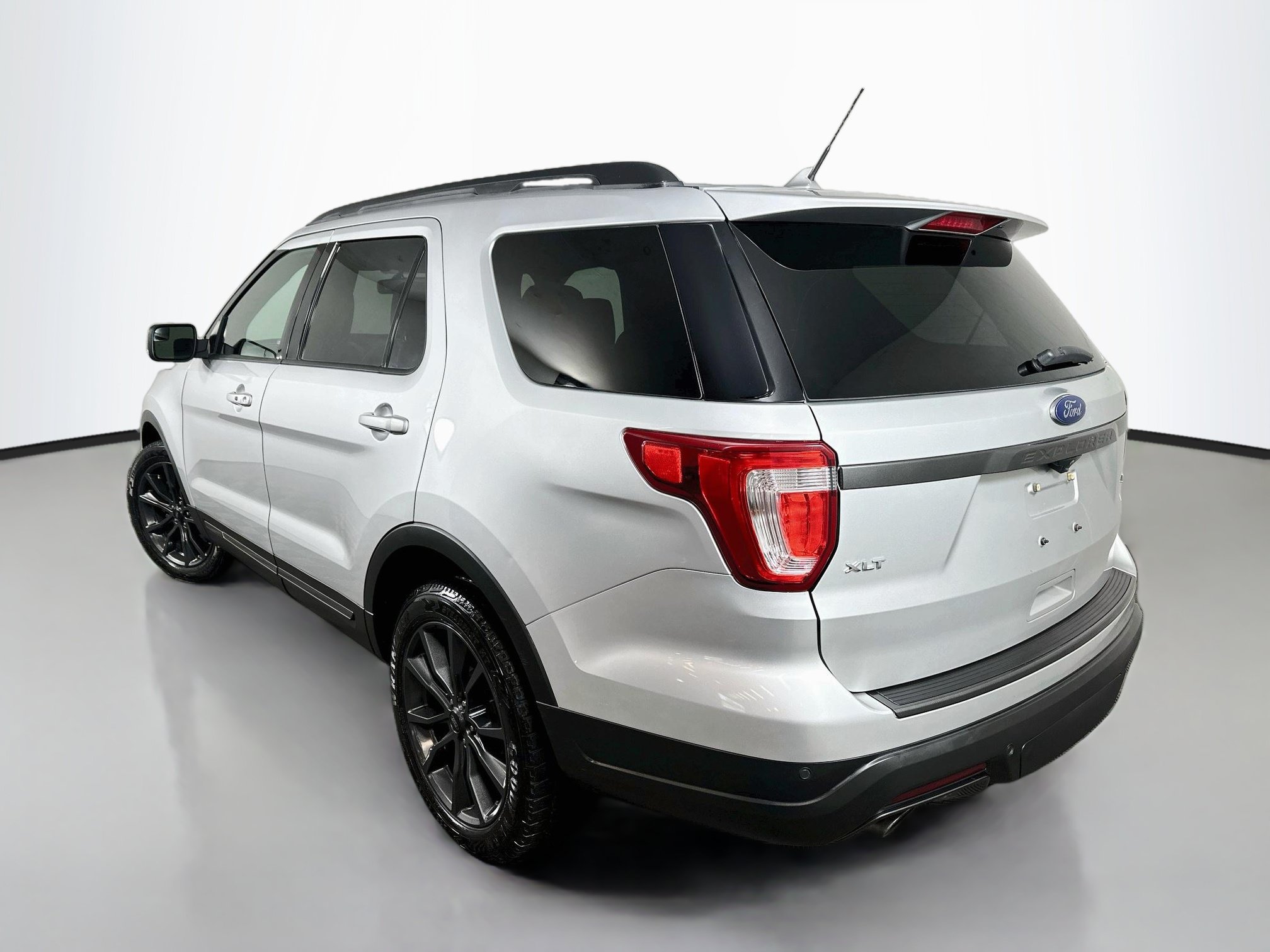 Used 2018 Ford Explorer XLT w/ XLT Appearance Package AWD/4WD image 5