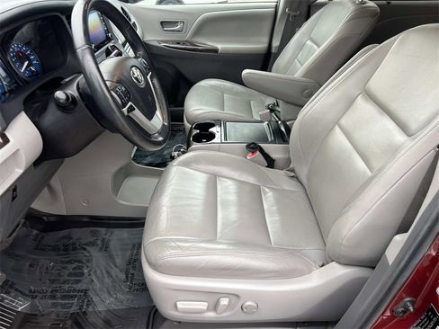 Used 2018 Toyota Sienna XLE image 15