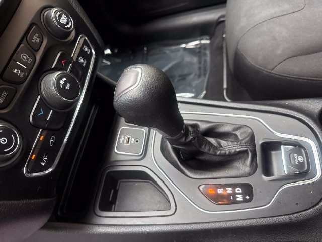 Used 2019 Jeep Cherokee Latitude w/ Popular Appearance Group FWD image 18