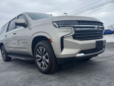 Used 2024 Chevrolet Suburban LT w/ Luxury Package image 2