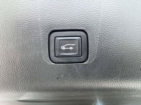 Used 2022 Chevrolet Traverse RS FWD image 10