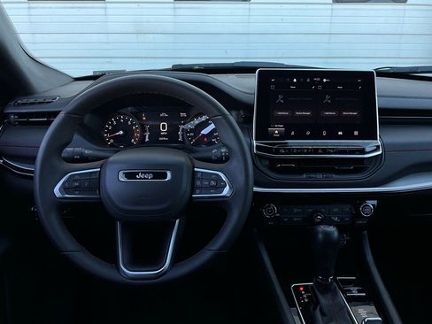 Used 2025 Jeep Compass Trailhawk image 14