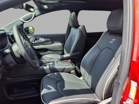 New 2026 Chrysler Pacifica Limited w/ S Appearance Package image 18