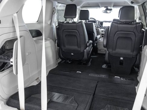 Used 2024 Chrysler Pacifica Limited FWD image 39