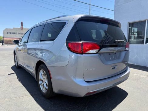 Used 2017 Chrysler Pacifica Limited w/ UConnect Theater Package FWD image 5