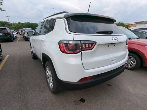 Used 2024 Jeep Compass Latitude AWD/4WD image 4