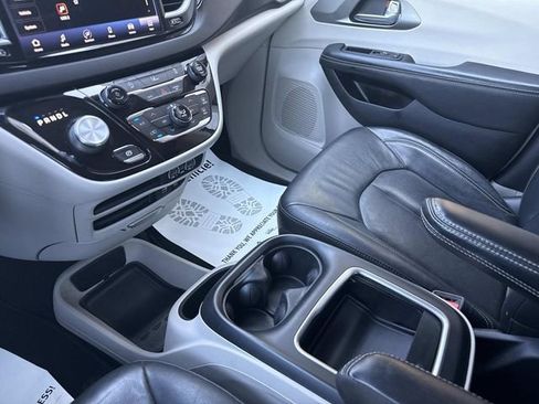 Used 2022 Chrysler Pacifica Touring-L FWD image 45