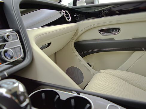 Certified 2023 Bentley Bentayga Extended Wheelbase image 42