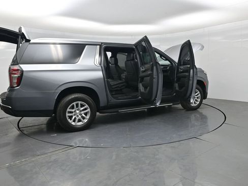 Used 2021 Chevrolet Suburban LT RWD image 4
