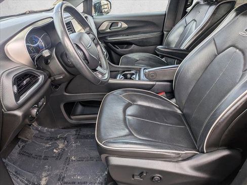 Used 2021 Chrysler Pacifica Limited w/ Uconnect Theater Family Group image 11
