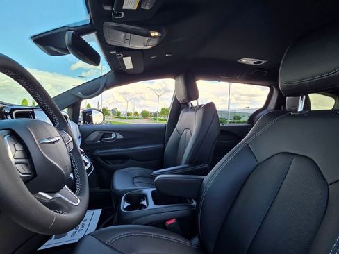New 2025 Chrysler Pacifica Select image 23