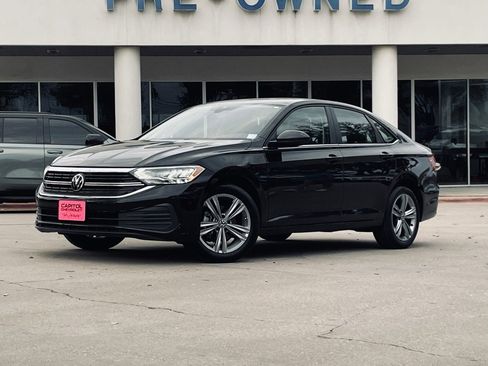 Used 2024 Volkswagen Jetta SE image 2