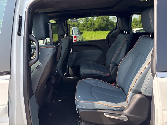 New 2027 Chrysler Pacifica Pinnacle w/ Theater Group AWD/4WD image 23