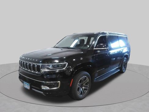 Used 2024 Jeep Wagoneer L Series II w/ Flexible Seating Group AWD/4WD image 3