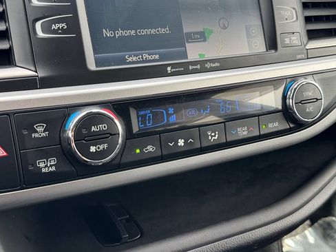 Used 2017 Toyota Highlander SE AWD/4WD image 23