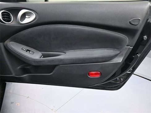Used 2010 Nissan 370Z Touring image 11