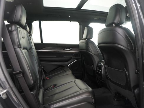 Used 2025 Jeep Grand Cherokee L Limited w/ Luxury Tech Group II image 12