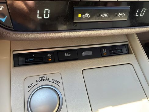 Used 2016 Lexus ES 350 w/ Luxury Package w/Wood Trim FWD image 22