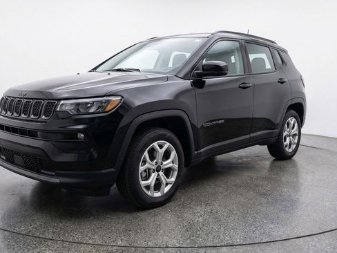 Used 2025 Jeep Compass Latitude AWD/4WD image 3