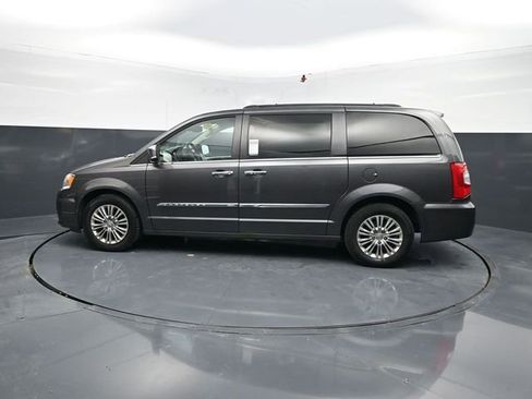 Used 2016 Chrysler Town & Country Touring-L w/ Driver Convenience Group image 5