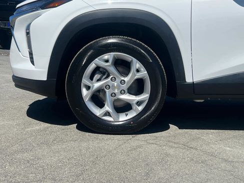 Certified 2024 Chevrolet Trax LS w/ LS Convenience Package FWD image 11