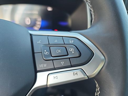 Certified 2025 Volkswagen Taos SE image 17