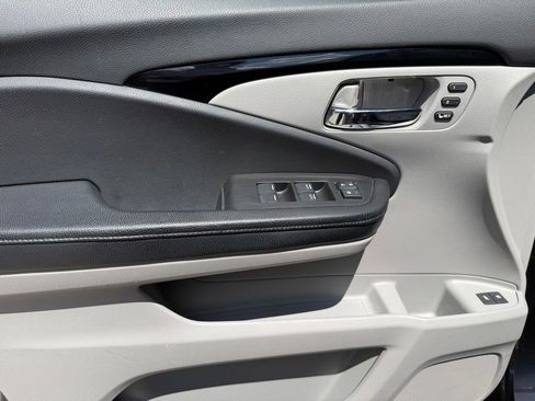 Used 2017 Honda Pilot Touring image 18