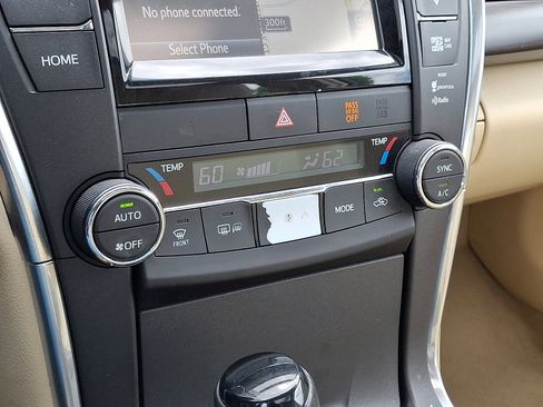 Used 2015 Toyota Camry XLE w/ Moonroof Package FWD image 17