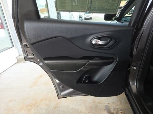 Used 2014 Jeep Cherokee Latitude w/ Cold Weather Group FWD image 41