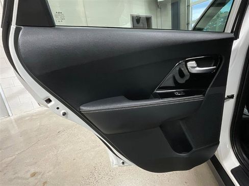 Used 2022 Kia Niro EX image 21