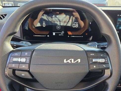 Used 2025 Kia K4 LXS image 23