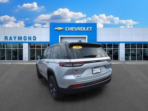 Used 2025 Jeep Grand Cherokee Limited AWD/4WD image 5
