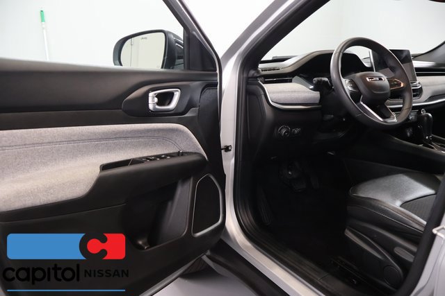 Used 2024 Jeep Compass Latitude AWD/4WD image 8