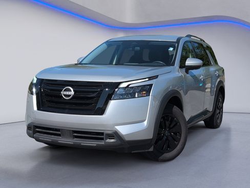 Used 2024 Nissan Pathfinder SV FWD image 2