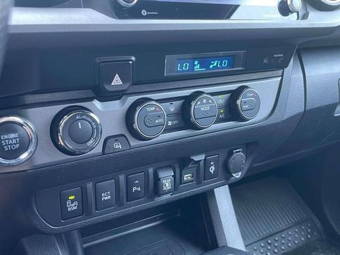Used 2022 Toyota Tacoma TRD Off-Road w/ Technology Package AWD/4WD image 32